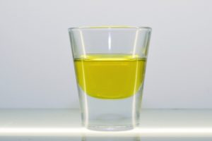 totrovo olje v kozarcu